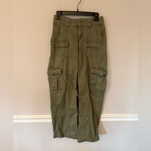 Hollister low rise baggy green cargo pants. 00R